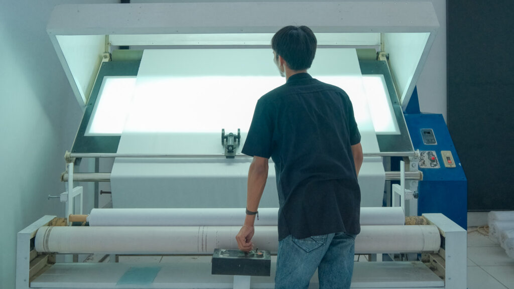 Suasana pabrik garment PT Indo Gaya Nusantara dengan proses produksi pakaian jadi secara massal dan terstruktur.