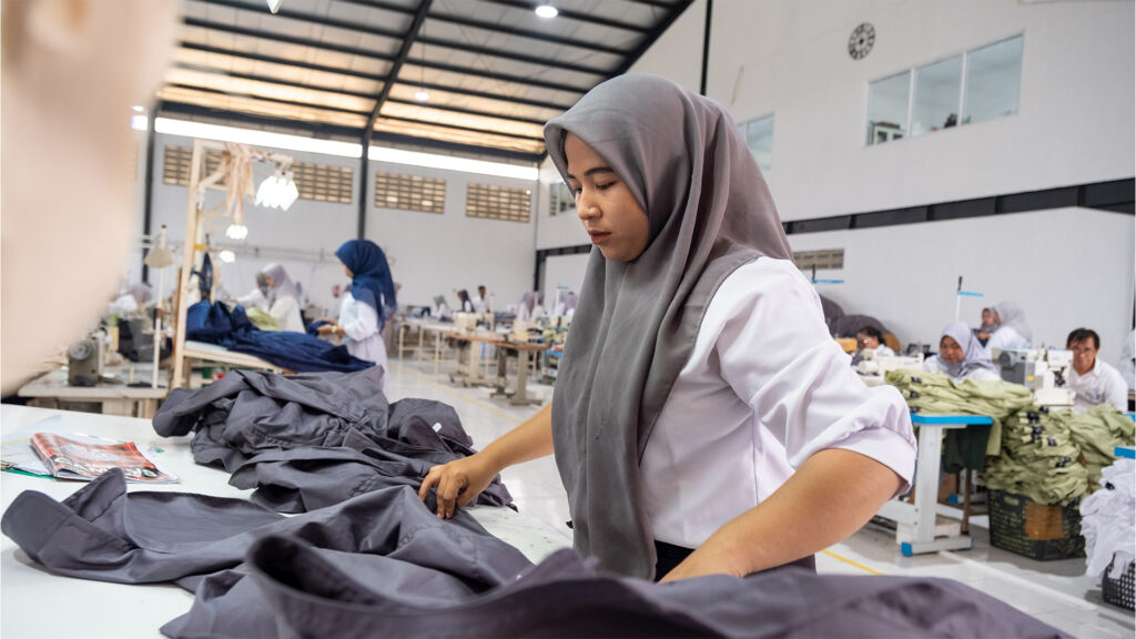 Tim Quality Control (QC) di PT IGN menjalankan inspeksi menyeluruh untuk memastikan tidak ada cacat pada hasil akhir pakaian sebelum sampai ke tangan konsumen.