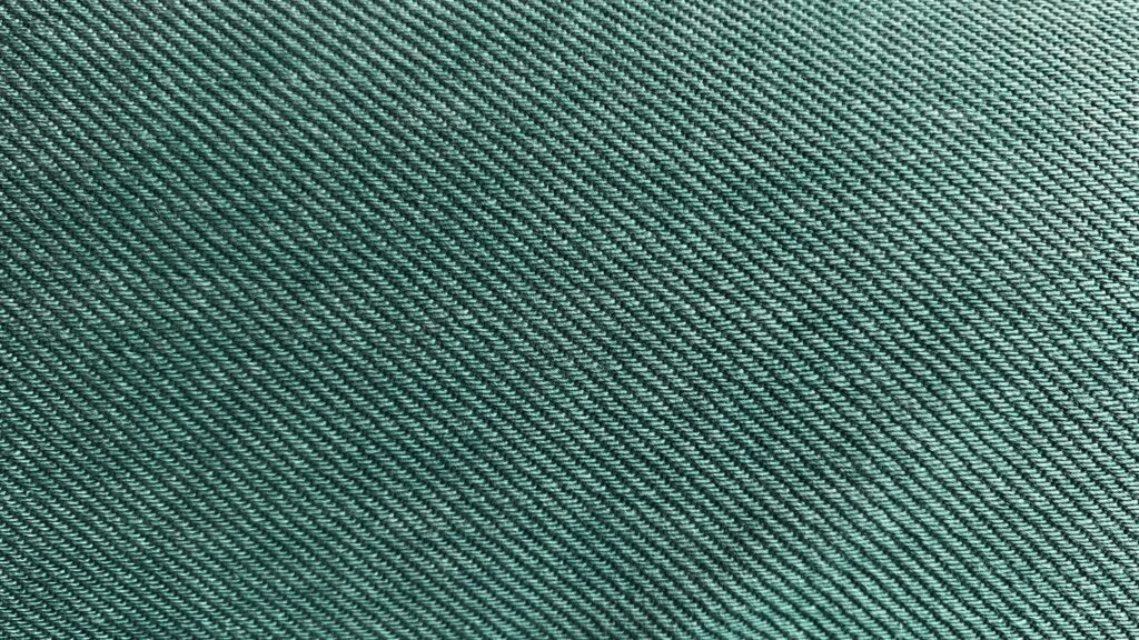Tenunan diagonal (twill) membuat material ini sangat tangguh dan berkarakter saat digunakan sebagai kemeja lapangan.
