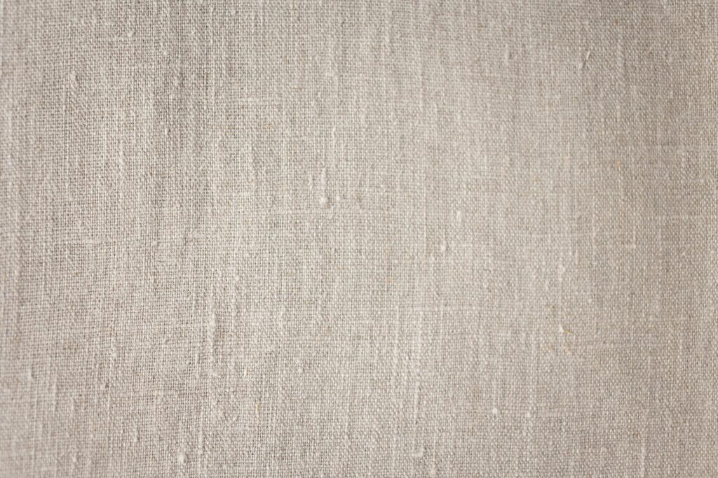 Kain rayon-viscose menyentuh kulit dengan kelembutan yang tulus. Sifatnya yang lemas dan jatuh sempurna memberikan kesejukan instan di tengah hari yang terik